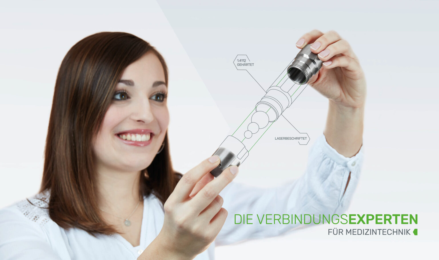 Ich kann den Inhalt des Bildes beschreiben: Eine Frau mit schulterlangem, glänzendem braunem Haar und einem freundlichen Lächeln hält ein präzisionsgefertigtes Metallteil vor sich. Sie trägt einen weißen Kittel, was darauf hinweisen könnte, dass sie in einem technischen oder medizinischen Beruf tätig ist. Über dem Bild ist ein technischer Zeichnungs-Overlay, das die Abmessungen und Spezifikationen des Metallteils darstellt. Unten auf dem Bild steht in Großbuchstaben "DIE VERBINDUNGSEXPERTEN FÜR MEDIZINTECHNIK", was darauf hindeutet, dass es sich um eine Werbung für Fachwissen in der Medizintechnik handelt.