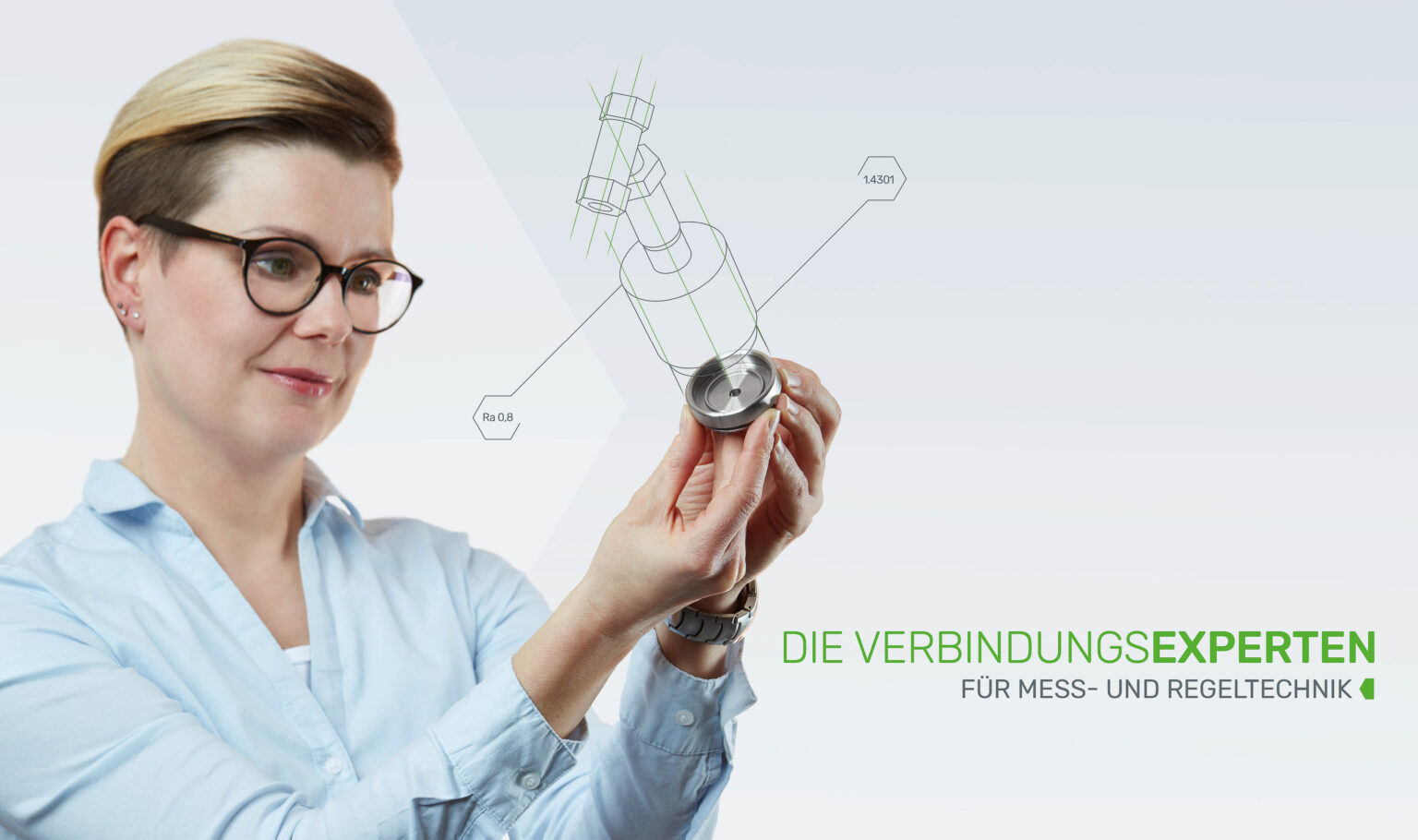 ChatGPT Auf dem Foto ist eine Frau mit kurzen, blonden Haaren und einer Brille zu sehen, die eine Metallkomponente in ihren Händen hält, gegenüber einer transparenten Skizze mit technischen Details. Sie trägt ein hellblaues Hemd und zeigt das Objekt stolz in Richtung der Kamera, was darauf hindeutet, dass sie Expertise im Bereich technischer Geräte hat. Unten rechts im Bild steht der Slogan "DIE VERBINDUNGSEXPERTEN FÜR MESS- UND REGELTECHNIK" in grüner Schrift, was ihre berufliche Verbindung zu Präzisionsinstrumenten hervorhebt. Der Hintergrund ist weiß und minimalistisch gehalten, um den Fokus auf die Frau und das technische Element zu legen.