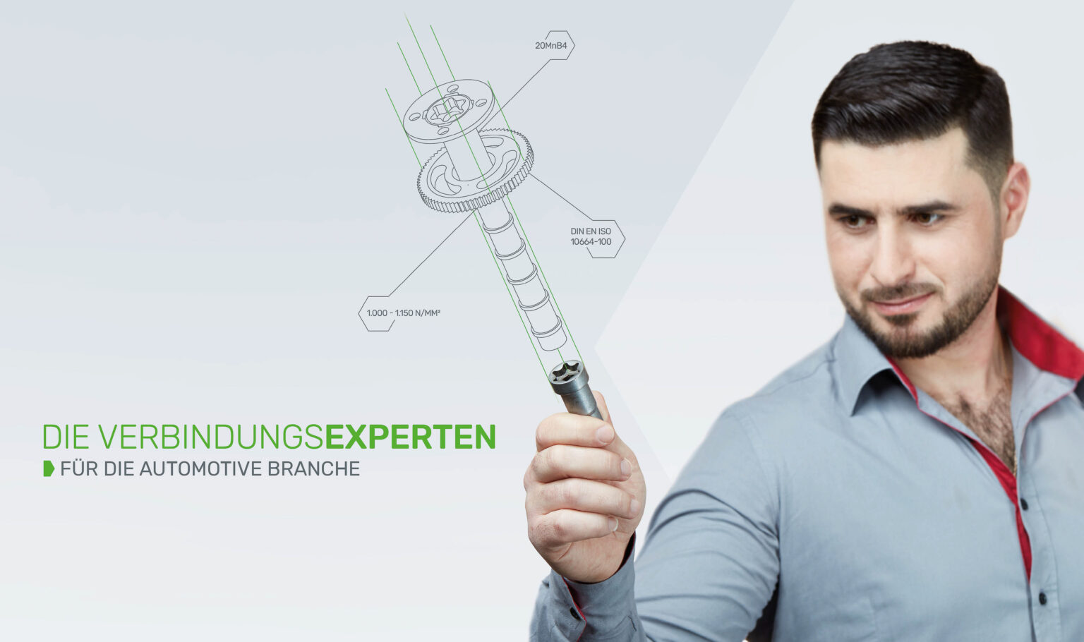 Ein Mann mit dunklem, gepflegtem Bart und kurzem Haar, gekleidet in ein blaues Hemd mit umgeschlagenem rotem Kragen, hält ein technisches Bauteil mit einem ausgeprägten Gewinde und einem Kopf mit Innensechskant. Er zeigt das Bauteil direkt in die Kamera, und eine technische Zeichnung dieses Teils ist transparent über das reale Objekt projiziert, was die genauen Dimensionen und Spezifikationen sichtbar macht. Text auf dem Bild betitelt ihn und seine Kollegen als "Die Verbindungsexperten für die Automotive Branche", was auf seine Expertise in der Fahrzeugtechnik hindeutet. Der Hintergrund ist neutral und lenkt nicht von der Präsentation des Bauteils ab.