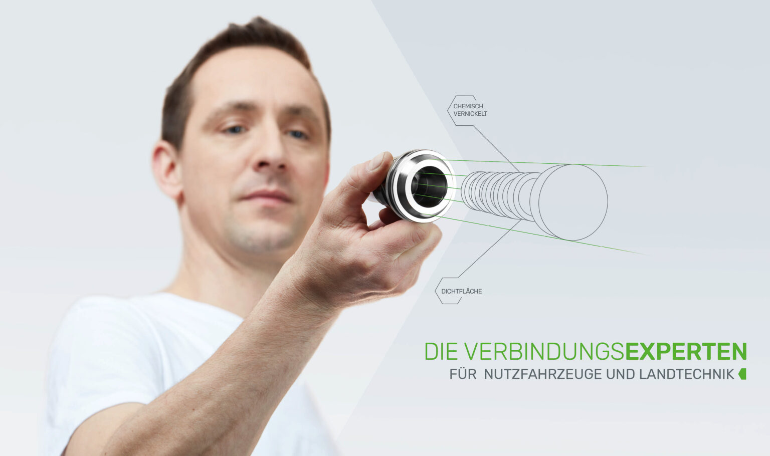 Ein Mann mit kurzen dunklen Haaren und einem weißen T-Shirt hält eine zylindrische Metallkomponente in seiner rechten Hand, die er dem Betrachter präsentiert. Neben ihm erscheint eine schematische Zeichnung dieser Komponente mit technischen Details und Maßen, die eine Vergrößerung des vorderen Teils der Komponente darstellen. Der Text „DIE VERBINDUNGSEXPERTEN FÜR NUTZFAHRZEUGE UND LANDTECHNIK“ ist prominent in grüner Schrift abgebildet und verweist auf die Fachkompetenz in der Branche. Der Hintergrund ist neutral und fokussiert die Aufmerksamkeit auf die präsentierte Komponente und den Text.